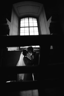 Gelin ve damat bir pencere arka plan üzerinde.