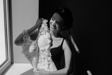 oturan gelin gelinlik tutar