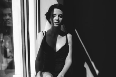 Gelin pencereden bakıyor