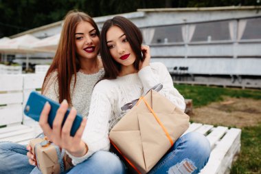 Selfie hediyeler ile iki kız yapın