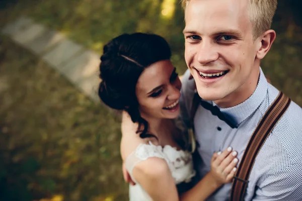 Schönes Hochzeitspaar posiert — Stockfoto