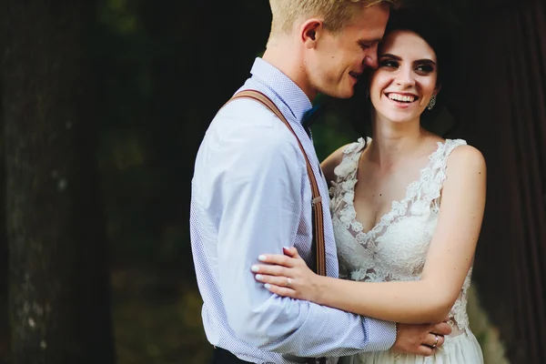 Schönes Hochzeitspaar posiert — Stockfoto