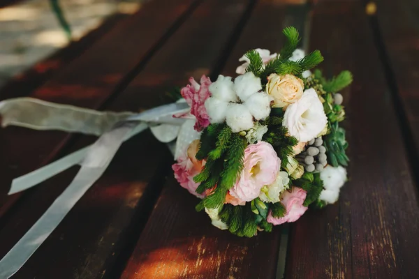 Buquê de casamento em um banco — Fotografia de Stock