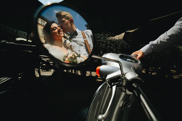 Menyasszony és a vőlegény a tükörképe a — Stock Fotó