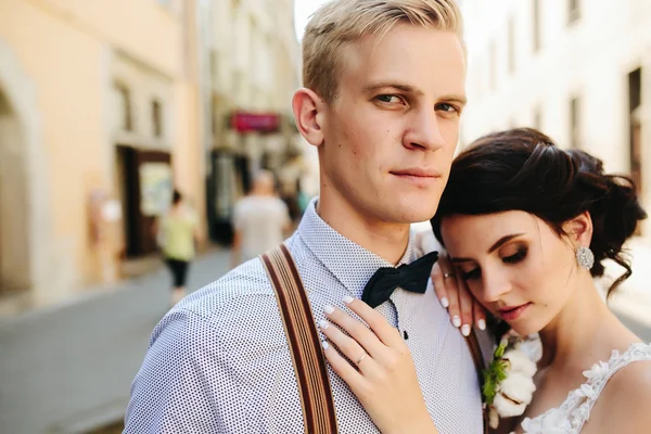 Sposa e sposo per strada — Foto Stock