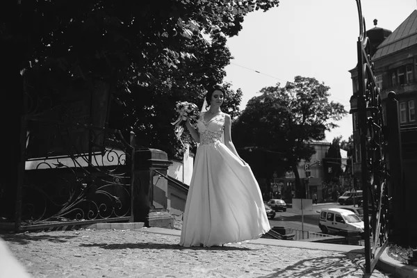 Nevěsta pózuje v městě — Stock fotografie