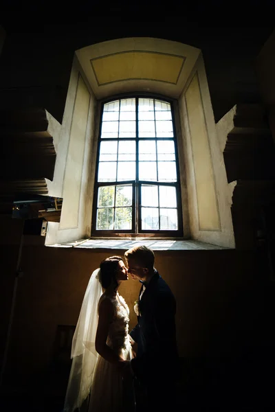 新娘和新郎的窗口背景. — 图库照片