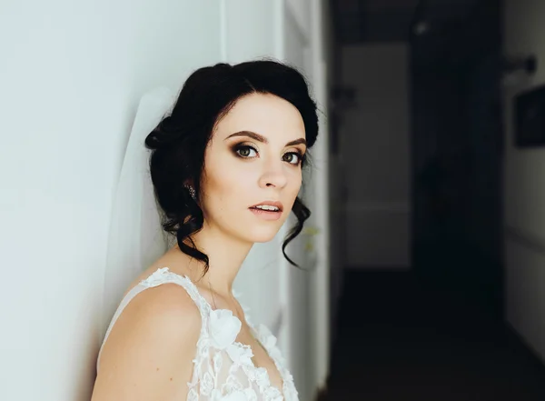 Bride posing in a corridor — Stock Photo, Image