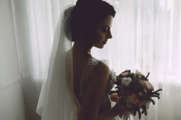 Novia posando en una ventana grande — Foto de Stock