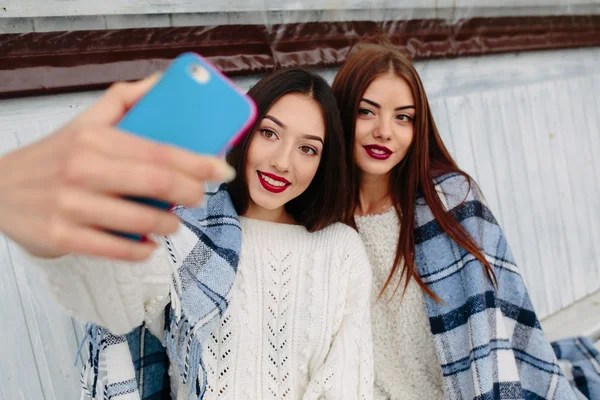 Två tjejer gör selfie — Stockfoto