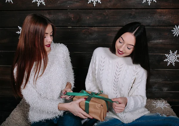 Dvě krásné dívky společně rozbalit dárky — Stock fotografie