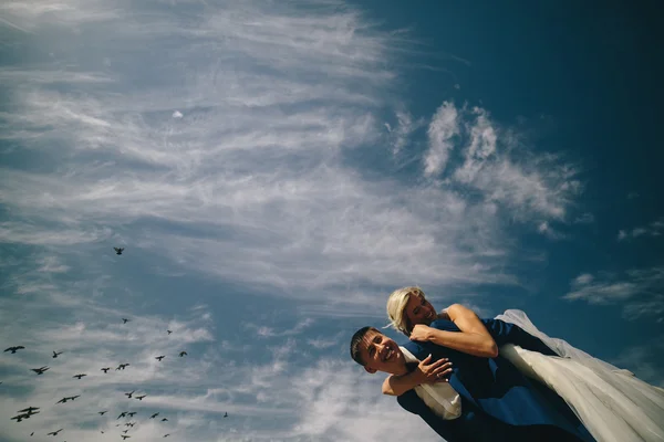 Sposa e sposo sullo sfondo del cielo — Foto Stock
