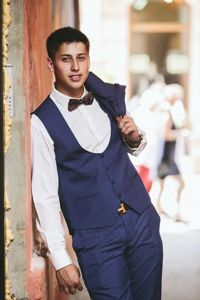 damat duvara yaslandı