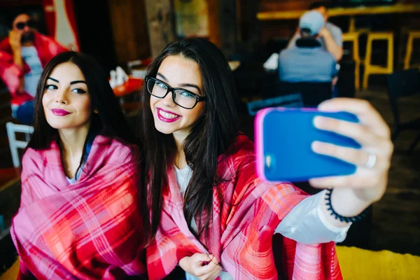 Twee goede vrienden doen selfie in het café — Stockfoto