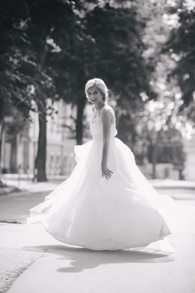 Jeune belle mariée posant à l'extérieur — Photo