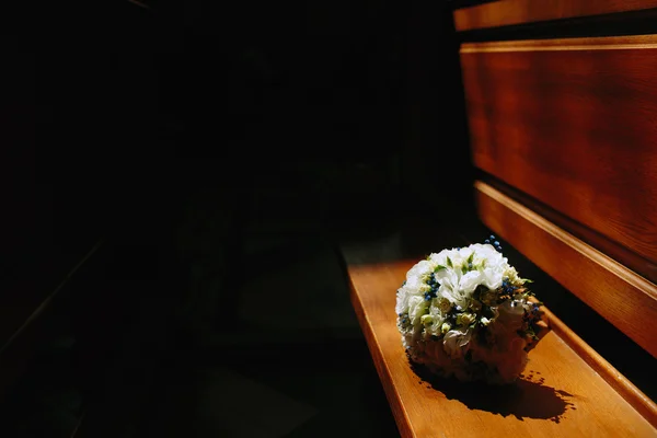 Svatební kytice ležící na lavičce — Stock fotografie