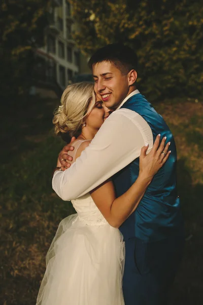 Schönes Hochzeitspaar umarmt sich im Park — Stockfoto