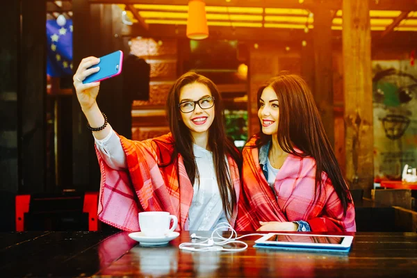 Twee goede vrienden maken selfie in het cafe — Stockfoto