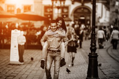 Çiftler şehirde iyi eğlenceler.