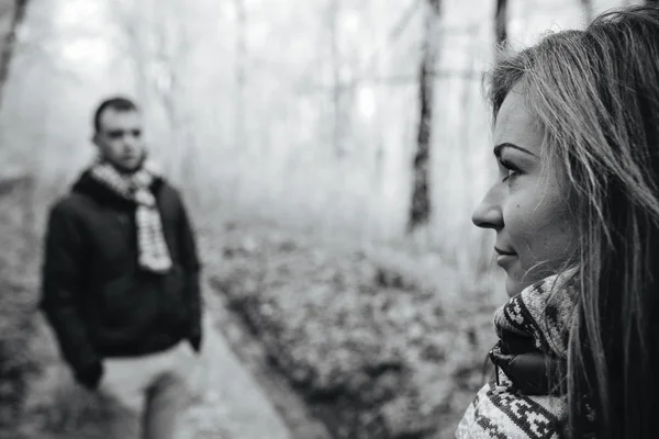 Pareja caminando en un parque de invierno —  Fotos de Stock