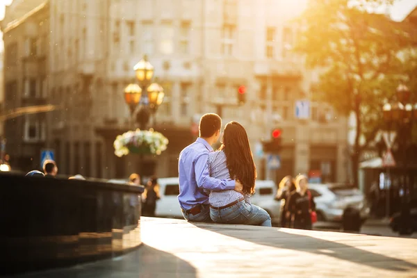 Couple s'amuser dans la ville — Photo