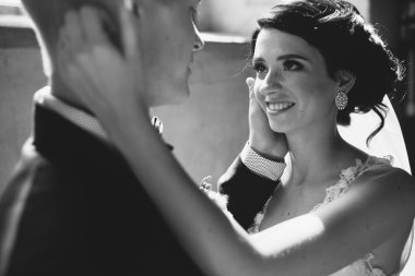 Gelin ve damat bir pencere arka plan üzerinde.