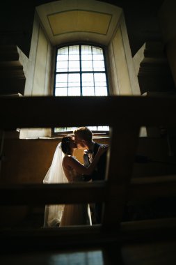 Gelin ve damat bir pencere arka plan üzerinde.