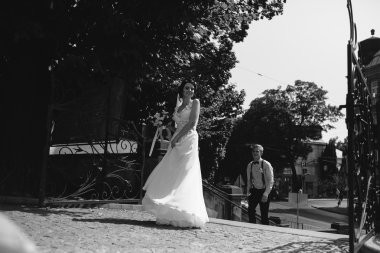 Gelin ve damat sokaklarda poz