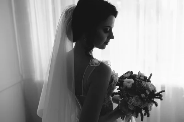 Sposa posa in una grande finestra — Foto Stock