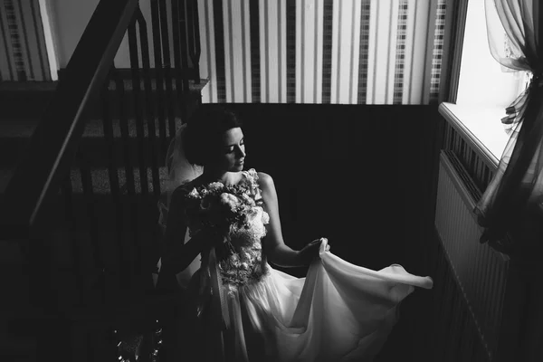 Sposa posa sulla camera — Foto Stock