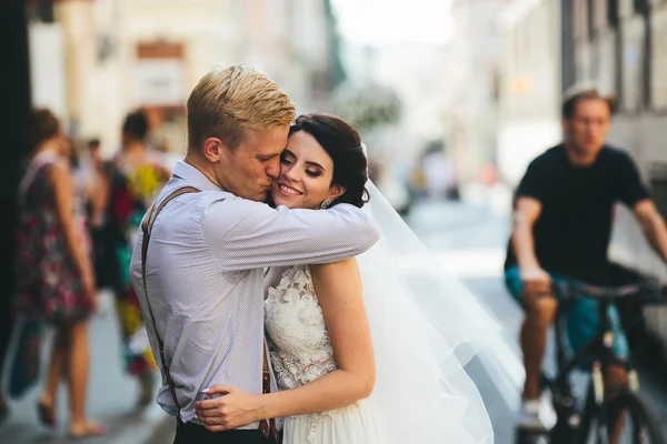 Novio abrazos novia — Foto de Stock