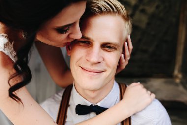 Gelin Damat eğilerek