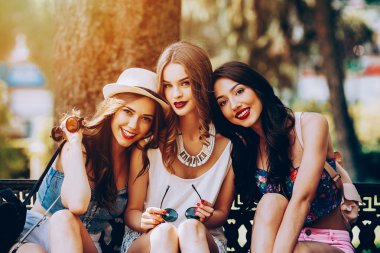 Üç güzel genç kız