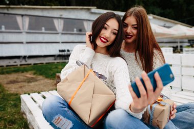 Selfie hediyeler ile iki kız yapın