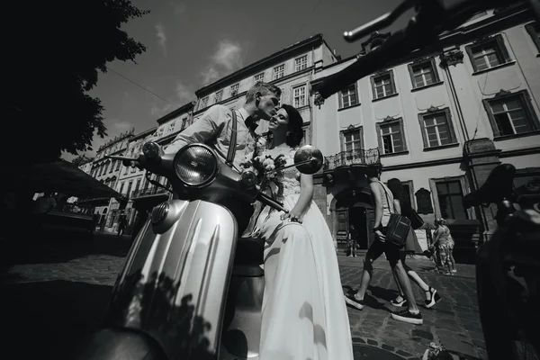 Mariée et marié sur scooter moteur vintage — Photo