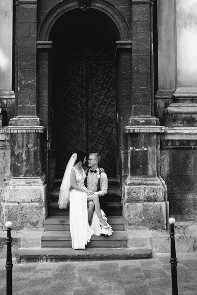 Невеста сидит на коленях у невесты — стоковое фото