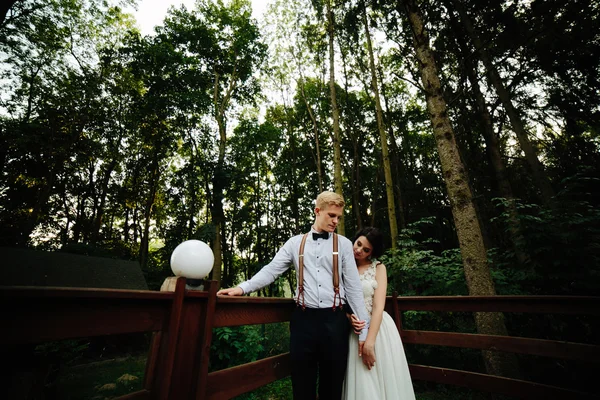 Mariée et marié posant sur la véranda — Photo