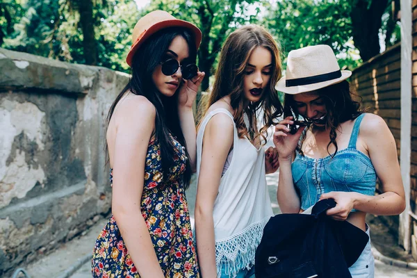 Belle ragazze in città — Foto Stock