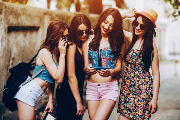 Beautiful girls in the city — Stock Photo, Image