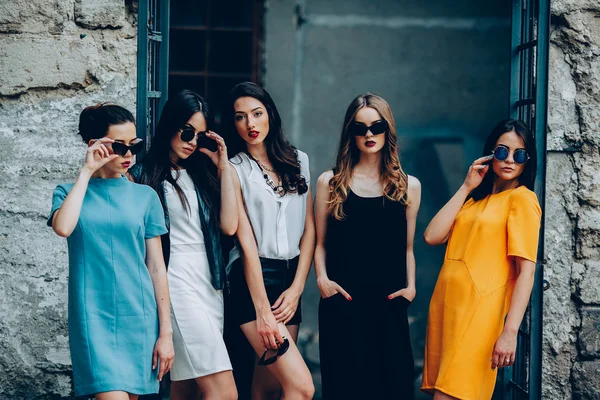 Cinque giovani belle ragazze in città — Foto Stock