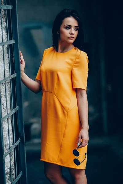 Mulher de moda atraente em vestido laranja — Fotografia de Stock