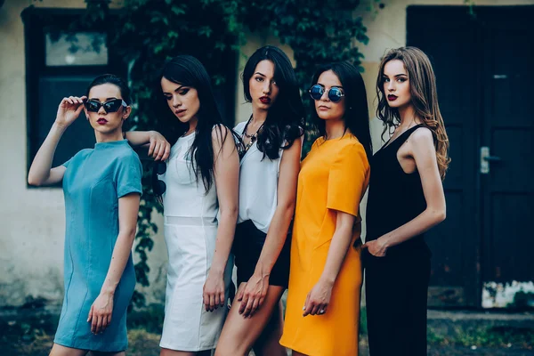 Cinq belles jeunes filles en robes — Photo