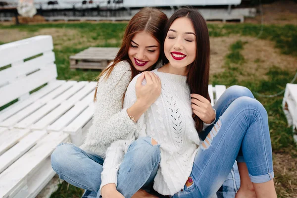 Due ragazze che fanno selfie sulla panchina — Foto Stock