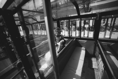 Gelin ve damat bir tur arabada poz