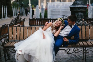 Düğün çift bir bankta rahatlatıcı.