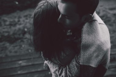 Genç çift ekose içinde sarılı outfocus