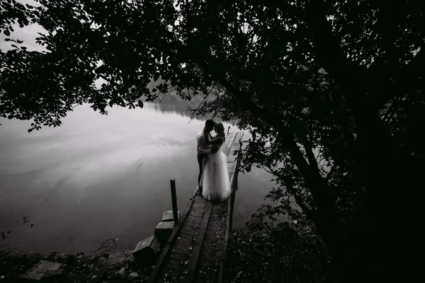 Matrimonio coppia sul vecchio molo di legno — Foto Stock