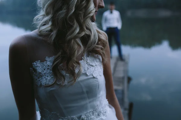 Pareja de boda en el viejo muelle de madera —  Fotos de Stock