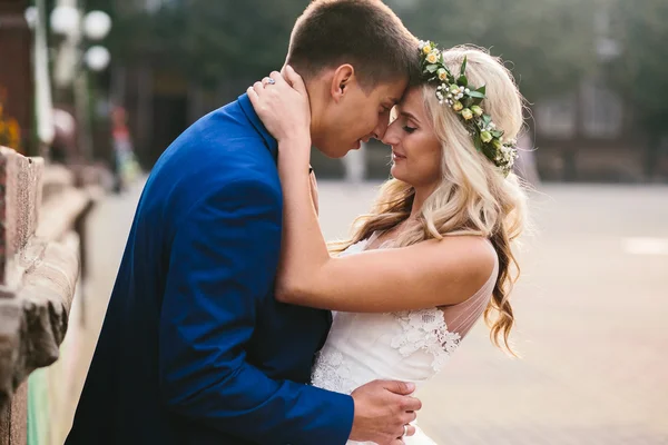 Damat gelin onun kollarında tutar. — Stok fotoğraf