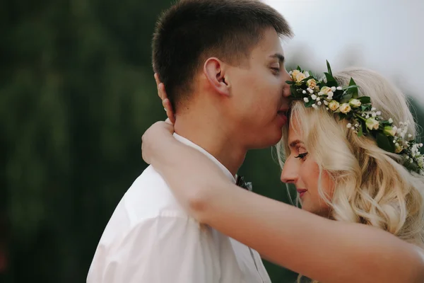 Casamento casal sobre a natureza — Fotografia de Stock